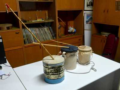E infine il Putip�, nome pugliese dato a un tamburo a frizione costruito con un contenitore cilidrico in creta con funzione di cassa acustica. Sormontato da una membrana, vibra mediante una canna fissata nel centro sollecitata dalla frizione del pollice e dell�indice
